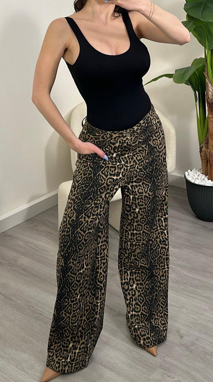 Pantalone leopardato a palazzo